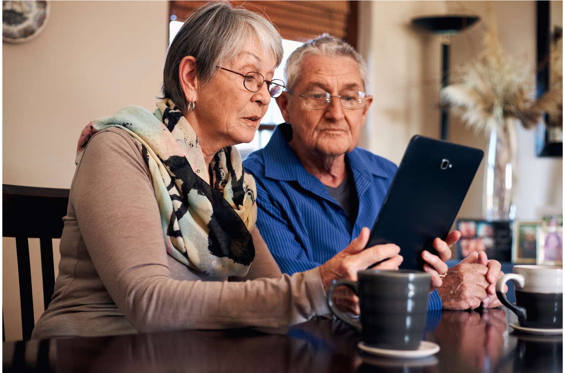 Seniorzy korzystający z technologii